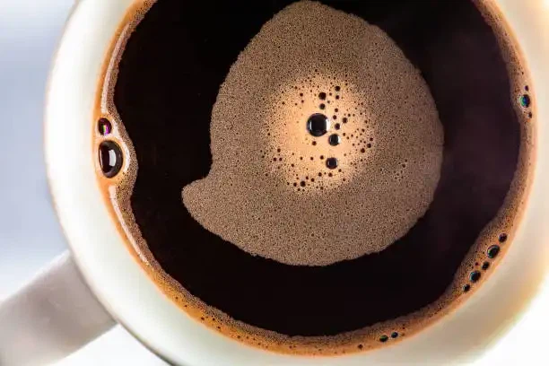 Tista 'tpoġġi trab tal-maca iffermentat fil-kafè?